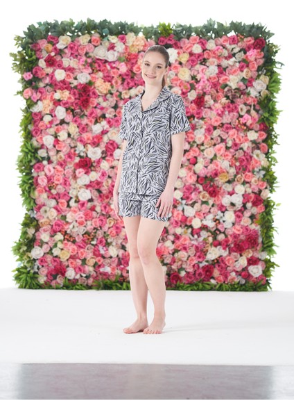 Kadın Yazlık Desenli Önden Düğmeli Şortlu Penye Lycra Pijama Takımı - Siyah Beyaz fırsatları