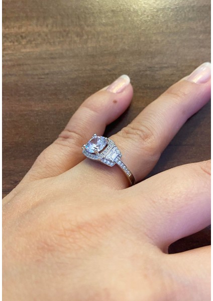 Kadın Çerçeveli Tektaş Model Taşlı Gümüş Yüzük fiyatları