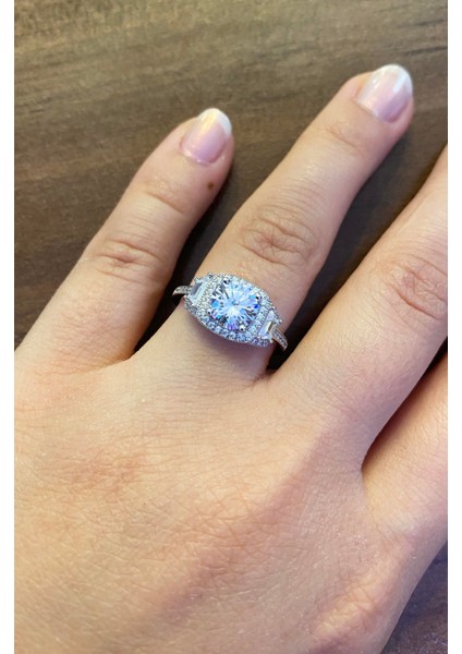 Kadın Çerçeveli Tektaş Model Taşlı Gümüş Yüzük modelleri