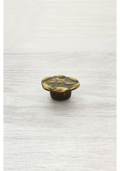 Pirinç Döküm Antik Sarı Rengi 4 cm Desenli Düğme Kulp
