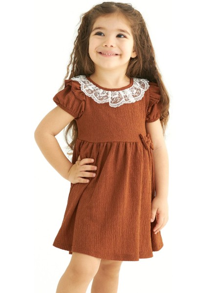 Bisiklet Yaka Dantelli Fiyonk Detaylı Tarçın Renk Elbise