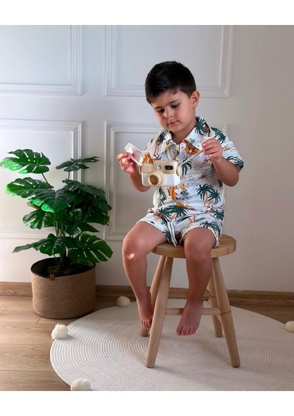 Erkek Çocuk Snoopy Peanuts Baskılı %100 Pamuklu Kumaş Beli Lastikli ve Bağcıklı Yakası Düğmeli Şortlu Ikili Takım