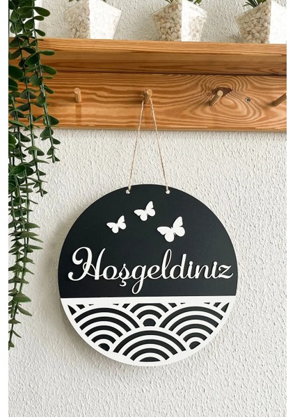 Hoşgeldiniz Yazılı Kapı Süsü - Siyah Beyaz Mdf Geometrik Şekil ve Kelebek Süslemeli 25 cm
