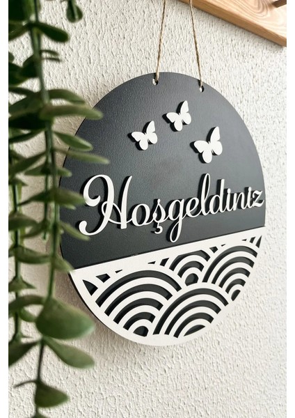 Hoşgeldiniz Yazılı Kapı Süsü - Siyah Beyaz Mdf Geometrik Şekil ve Kelebek Süslemeli 25 cm modelleri