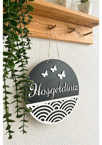 Hoşgeldiniz Yazılı Kapı Süsü - Siyah Beyaz Mdf Geometrik Şekil ve Kelebek Süslemeli 25 cm fırsatları