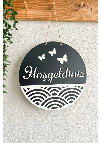 Hoşgeldiniz Yazılı Kapı Süsü - Siyah Beyaz Mdf Geometrik Şekil ve Kelebek Süslemeli 25 cm indirimleri
