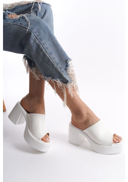 Beyaz Yüksek Dolgu Topuklu Suni Deri Tek Kalın Şeritli Önü Açık Yazlık Kadın Terlik Sandalet