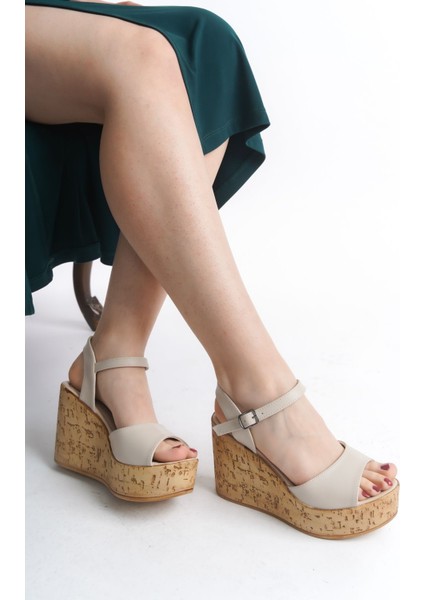 Yüksek Ahşap Görünümlü Taban Cilt Tokalı Yazlık Kadın Dolgu Taban Sandalet Ayakkabı