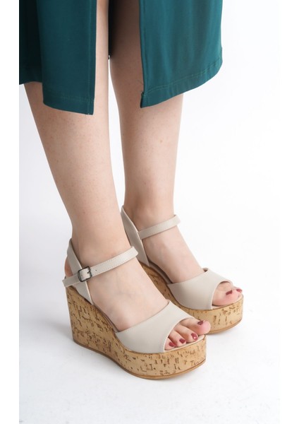 Yüksek Ahşap Görünümlü Taban Cilt Tokalı Yazlık Kadın Dolgu Taban Sandalet Ayakkabı modelleri