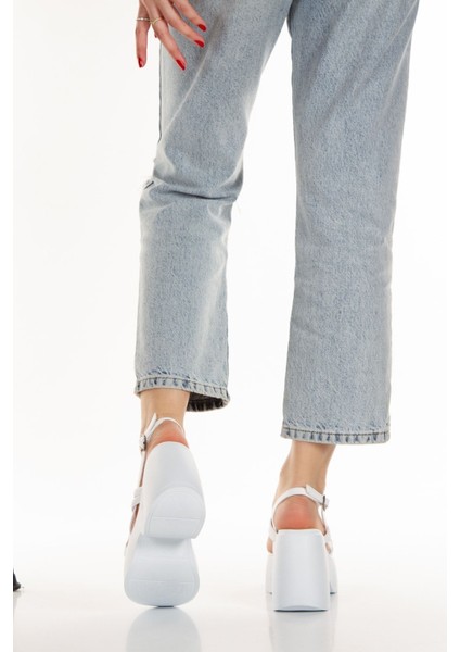 Nude Yüksek Taban Yandan Tokalı Çapraz Dört Ince Şeritli Önü Açık Yazlık Kadın Sandalet Ayakkabı modelleri