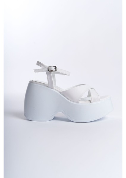 Beyaz Yüksek Taban Yandan Tokalı Çapraz Şeritli Önü Açık Cilt Yazlık Kadın Sandalet Ayakkabı modelleri