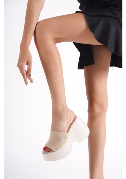 Krem Süet Yüksek Dolgu Topuklu Tek Kalın Şeritli Önü Açık Yazlık Kadın Terlik Sandalet