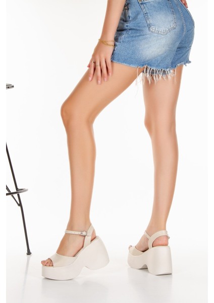 Krem Yüksek Taban Yandan Tokalı Tek Şeritli Önü Açık Cilt Yazlık Kadın Sandalet Ayakkabı modelleri