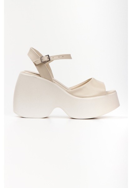 Krem Yüksek Taban Yandan Tokalı Tek Şeritli Önü Açık Cilt Yazlık Kadın Sandalet Ayakkabı indirimleri