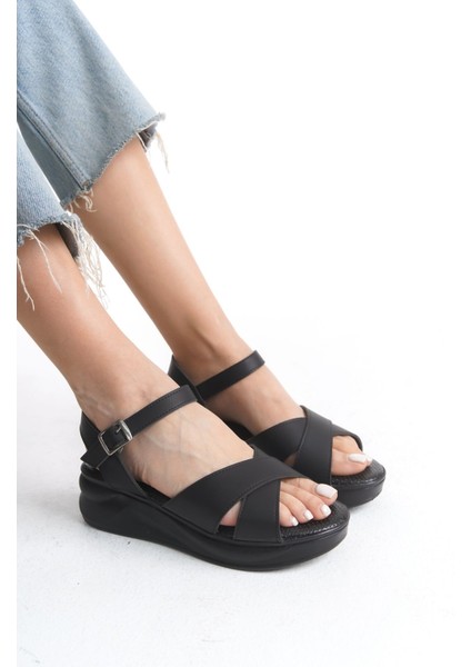 Kadın Yazlık Sandalet Yüksek Dolgu Taban ve Cilt Tokası ile Rahat Kullanım