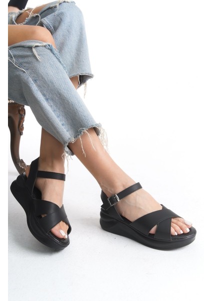 Kadın Yazlık Sandalet Yüksek Dolgu Taban ve Cilt Tokası ile Rahat Kullanım fiyatları