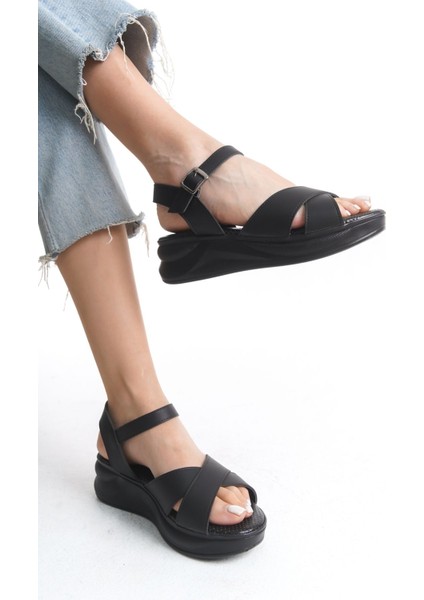 Kadın Yazlık Sandalet Yüksek Dolgu Taban ve Cilt Tokası ile Rahat Kullanım modelleri