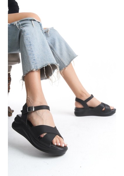 Kadın Yazlık Sandalet Yüksek Dolgu Taban ve Cilt Tokası ile Rahat Kullanım fırsatları