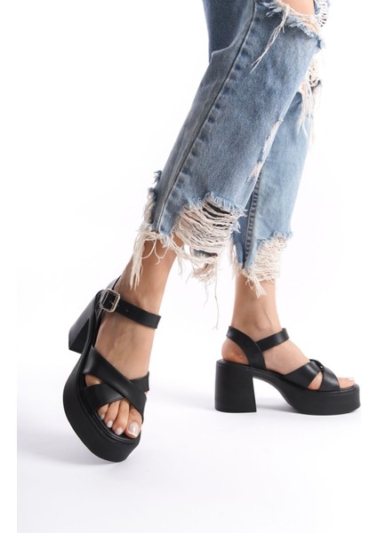 Siyah Yüksek Yandan Tokalı Çapraz Şeritli Önü Açık Cilt Yazlık Kadın Dolgu Taban Sandalet Ayakkabı