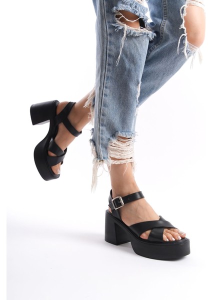 Siyah Yüksek Yandan Tokalı Çapraz Şeritli Önü Açık Cilt Yazlık Kadın Dolgu Taban Sandalet Ayakkabı modelleri