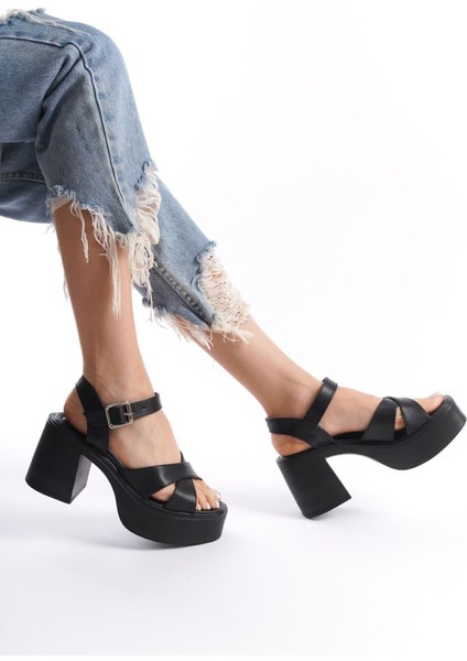 Siyah Yüksek Yandan Tokalı Çapraz Şeritli Önü Açık Cilt Yazlık Kadın Dolgu Taban Sandalet Ayakkabı indirimleri