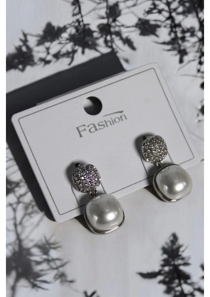 Yeni Sezon Kare Inci Model Zirkon Taşlı Çivi Kadın Küpe fırsatları