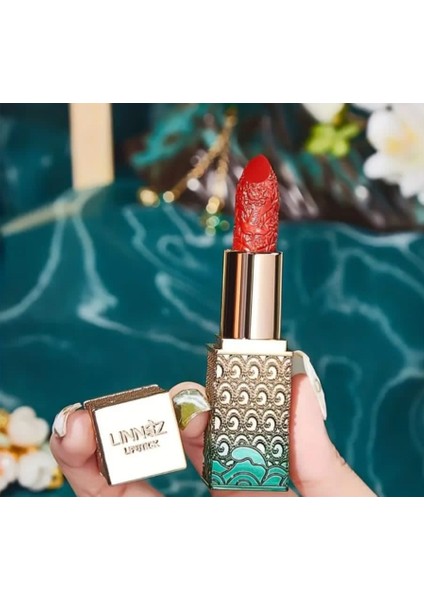 LINNSZ KIRMIZI DESENLİ MAT RUJ – ŞIKLIK VE ÇEKİCİLİĞİN BİR ARADA! 💄