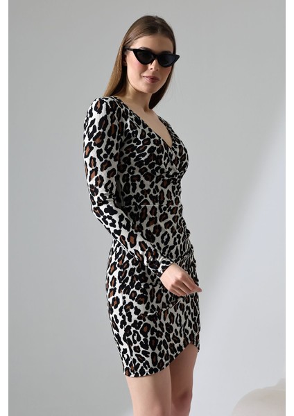 Leopar Desenli V Yaka Fitilli Kısa Elbise - Modern ve Feminen Şıklık fırsatları
