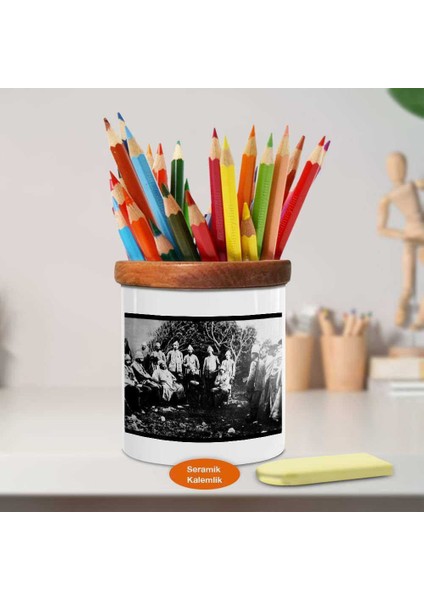 Arazide Toplanan Askerler Atatürk Ahşap Seramik Kalemlik -1221)