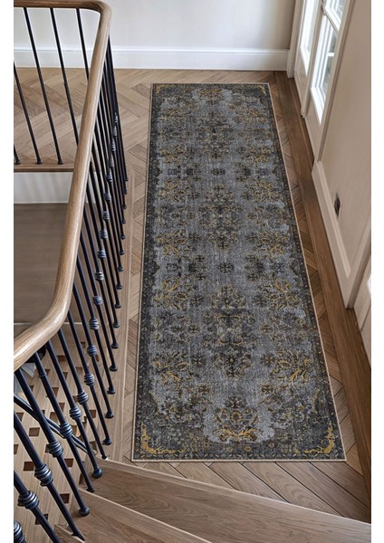 Vintage Gri ve Siyah Halı Eskitme Görünümlü Sarı ve Bej Detaylı Klasik Desenli Dijital Şönil Halı fırsatları