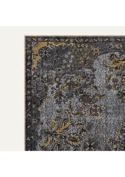 Vintage Gri ve Siyah Halı Eskitme Görünümlü Sarı ve Bej Detaylı Klasik Desenli Dijital Şönil Halı