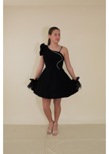 Kız Çocuk Abiye Siyah Askılı Krep Kumaş Tek Omuz Farbalı Şerit Taş ve Tül Detaylı Eldivenli Kısa Abiye Elbise 10-15 Yaş