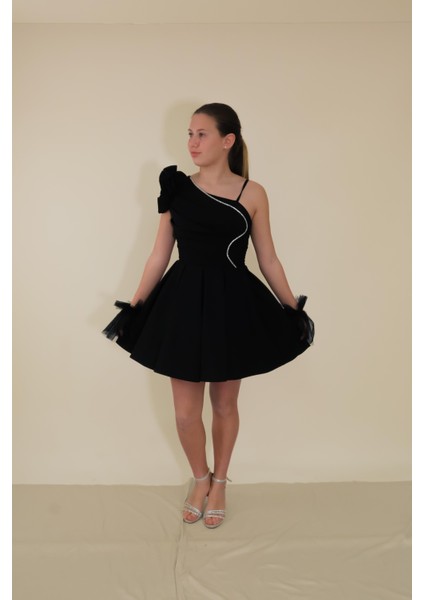 Kız Çocuk Abiye Siyah Askılı Krep Kumaş Tek Omuz Farbalı Şerit Taş ve Tül Detaylı Eldivenli Kısa Abiye Elbise 10-15 Yaş fiyatları