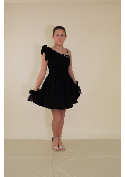 Kız Çocuk Abiye Siyah Askılı Krep Kumaş Tek Omuz Farbalı Şerit Taş ve Tül Detaylı Eldivenli Kısa Abiye Elbise 10-15 Yaş modelleri