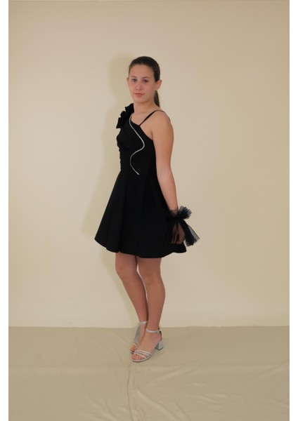 Kız Çocuk Abiye Siyah Askılı Krep Kumaş Tek Omuz Farbalı Şerit Taş ve Tül Detaylı Eldivenli Kısa Abiye Elbise 10-15 Yaş fırsatları