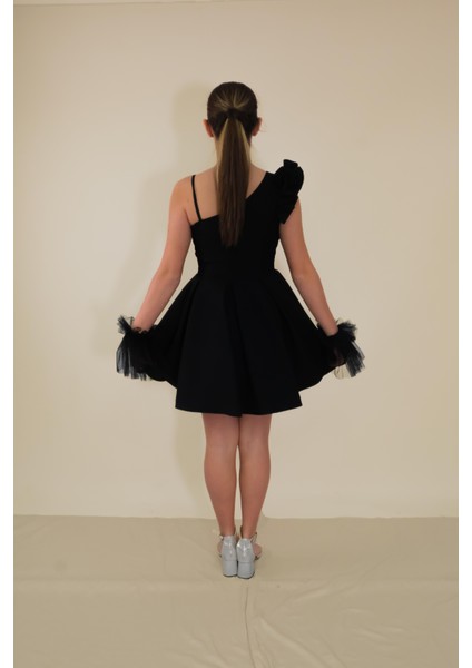 Kız Çocuk Abiye Siyah Askılı Krep Kumaş Tek Omuz Farbalı Şerit Taş ve Tül Detaylı Eldivenli Kısa Abiye Elbise 10-15 Yaş indirimleri