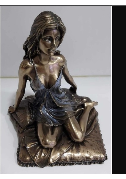Yastıkta Oturan Mavili Küpeli Kadın Poliserin Biblo 15X12CM Bronz Kaplama 1 Adet