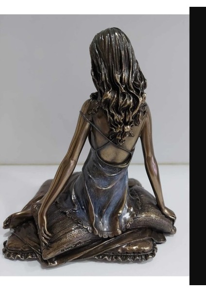 Yastıkta Oturan Mavili Küpeli Kadın Poliserin Biblo 15X12CM Bronz Kaplama 1 Adet fiyatları