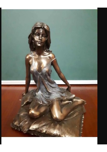 Yastıkta Oturan Mavili Küpeli Kadın Poliserin Biblo 15X12CM Bronz Kaplama 1 Adet modelleri