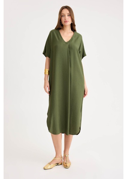 Yanları Yırtmaçlı V Yaka Kısa Kol Cepli Elbise