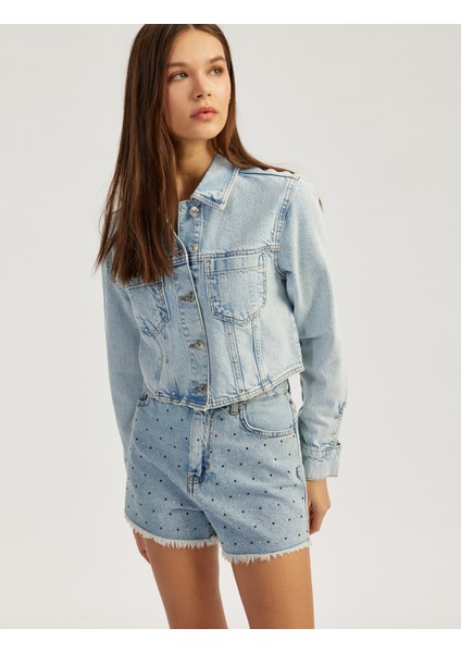 Taş Detaylı Düğmeli Rahat Kalıp Denim Şort