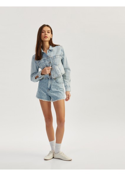 Taş Detaylı Düğmeli Rahat Kalıp Denim Şort fiyatları