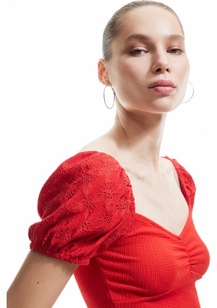 Balon Kollu Brode Detaylı Kalp Yaka Crop Tişört