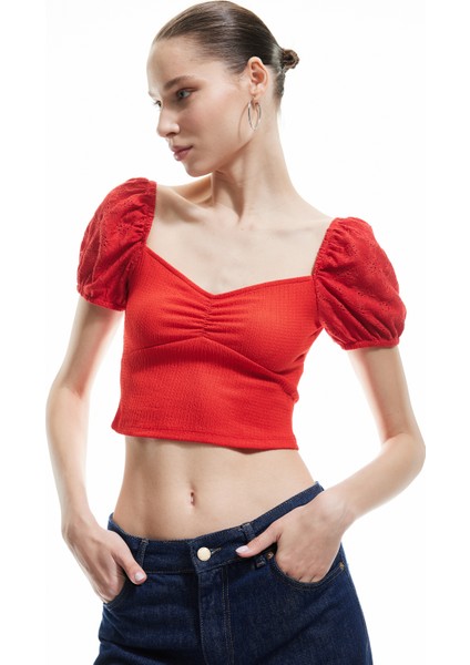 Balon Kollu Brode Detaylı Kalp Yaka Crop Tişört fiyatları