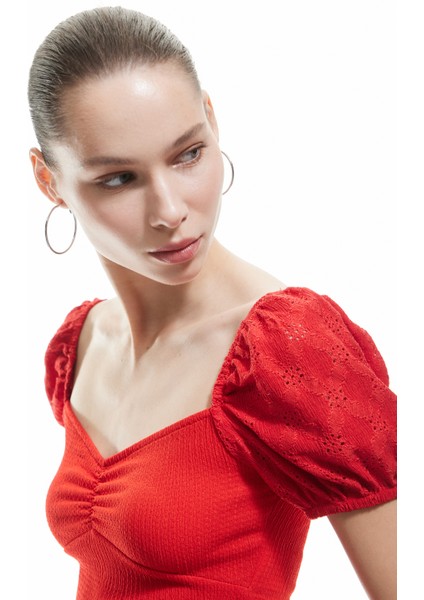 Balon Kollu Brode Detaylı Kalp Yaka Crop Tişört modelleri