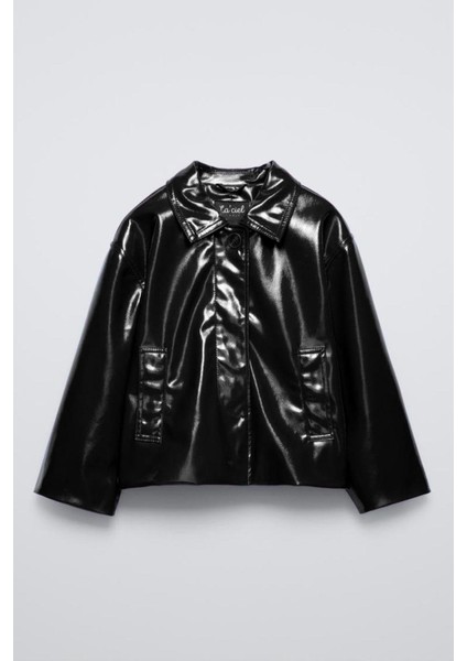 Kız Çocuk Parlak Deri Görünümlü Ceket – Düğmeli, Şık ve Trend