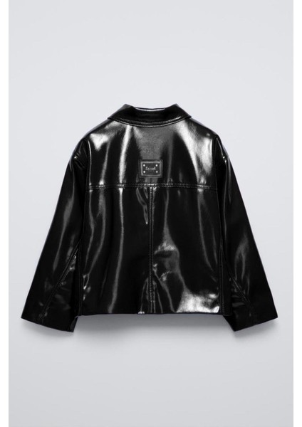 Kız Çocuk Parlak Deri Görünümlü Ceket – Düğmeli, Şık ve Trend fiyatları