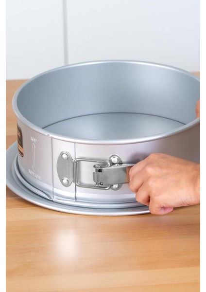 Mate Yuvarlak Kelepçeli Kek Kalıbı - 31 cm modelleri