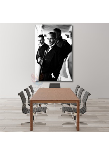 Dürbün Tutan Atatürk Görseli Kanvas Tablo Siyah Beyaz Atatürk Görseli Dikey Tablo fiyatları