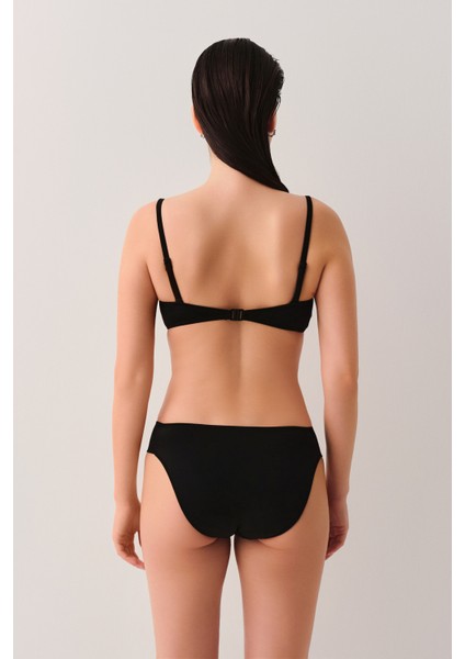 Metal Aksesuarlı Straplez Bikini Üst